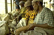 Women peeling cassava at roadside market, Nigeria. © Piero Tartagni/IFAD